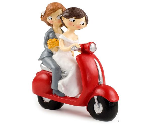 Parella de núvies en moto